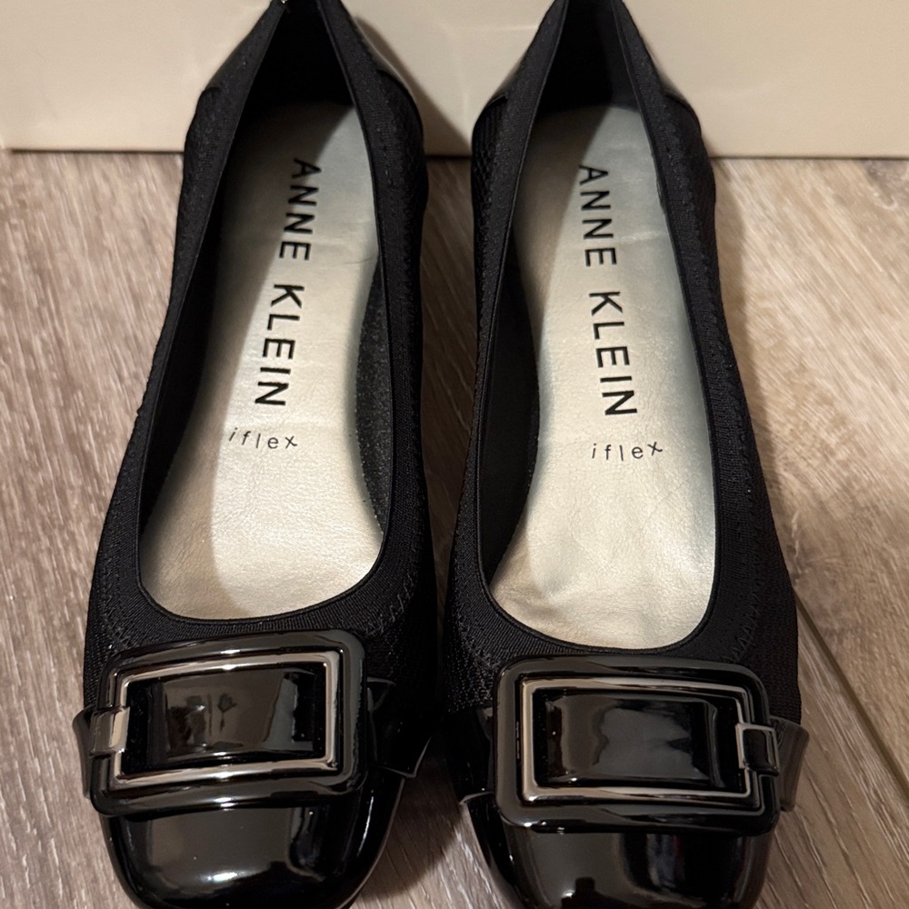 EUC Women’s Anne Klein UNice Black Flat - Picture 2 of 6